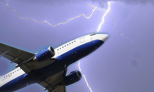 В российский самолет ударила молния