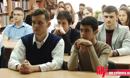 Крымских школьников напугали Майданом