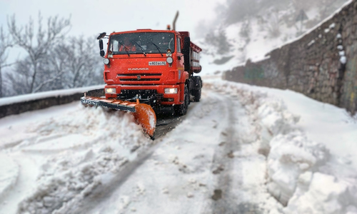 Стоя по колено в снегу, крымские дорожники ждут тепла