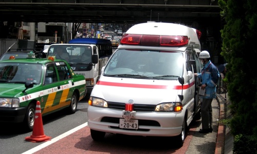 В Японии автомобиль сбил группу школьников