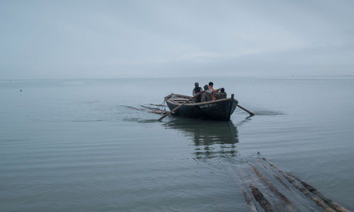 Арестованных в Азовском море украинских рыбаков отпустили