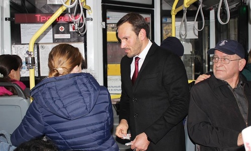 Глава Госкомрегистра РК начал прием граждан в троллейбусе