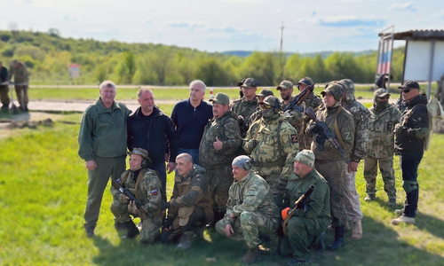 Мужчины Крыма собираются в добровольческие отряды для защиты полуострова