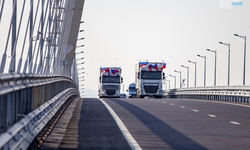 За сутки по Крымскому мосту проехали 2,2 тысячи фур