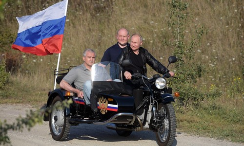 Аксенов и Развожаев поздравили Путина с днем рождения