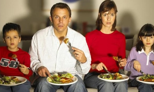 Ученые доказали, что вредно есть перед телевизором