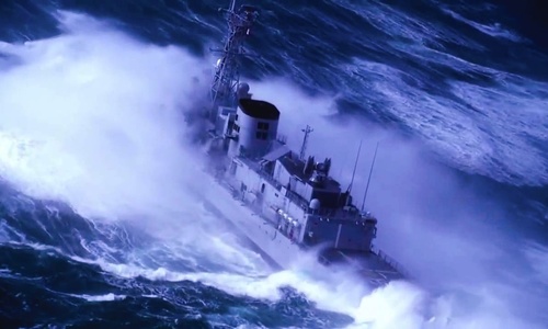 Шедший в Крым из Балтики военный корабль шесть раз попал в шторм