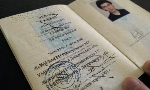 Украинца не выпустили из Крыма с купленным паспортом