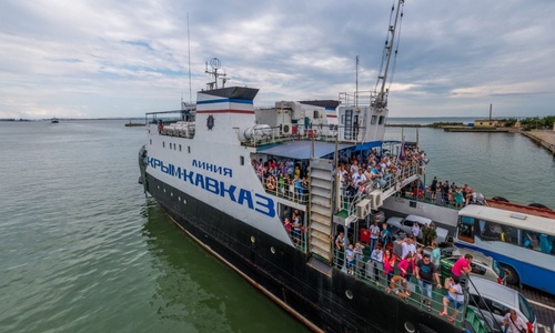 Закрытая из-за ветра переправа снова заработала, но с затруднениями