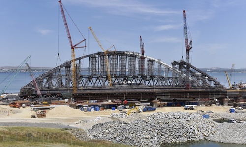 Вторую арку моста в Крым готовят к установке