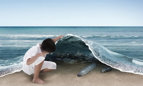 На пляж Феодосии выбросило мусор с погибшего судна?