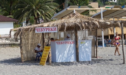 На пляжах Севастополя начался снос ларьков