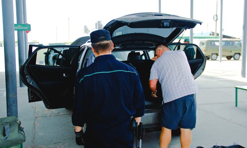 Водитель, въезжая в Крым, нервничал, что плохо спрятал наркоту