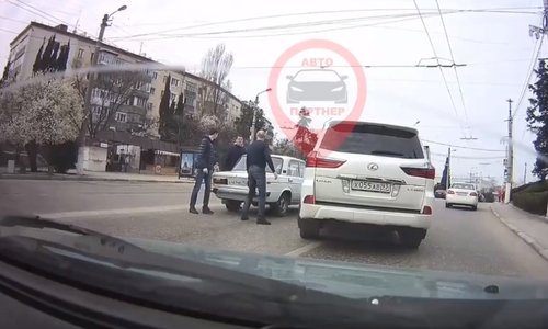 «Жигули» против Lexus: в Севастополе подрались водители