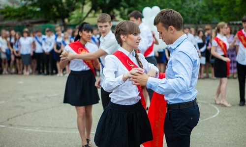 Тысячи крымских школьников получат аттестаты в конце июня