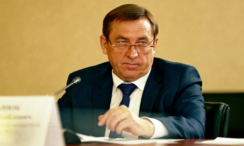 Председатель правительства Крыма при Аксенове успокаивает себя эспандером?