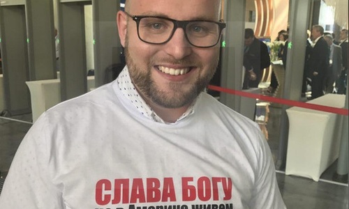 Депутат Германии надел в Крыму антиамериканскую футболку