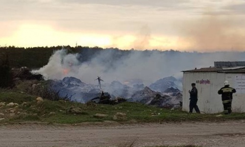 В Севастополе третий день горит свалка