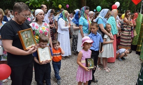 В Симферополе День семьи отметили Крестным ходом