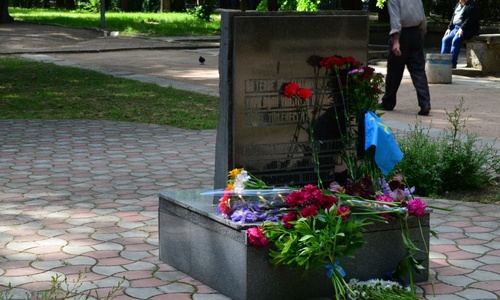 Крымскотатарская общественность возложила цветы к депортационным мемориалам