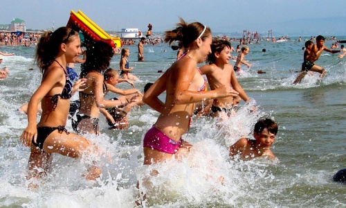 Роспотребнадзор разрешил крымчанам купаться в море