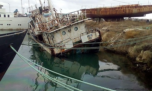 В Севастополе брошенное судно уходит под воду