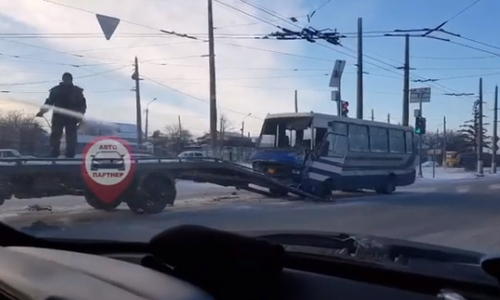 В Симферополе пассажирский автобус врезался в эвакуатор