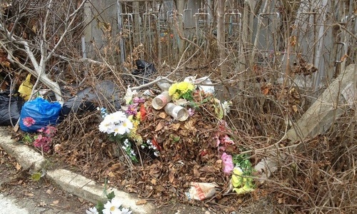 Кладбище в Керчи утопает в мусоре
