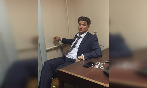 Защитник крымского экс-министра приковался к трубе в суде