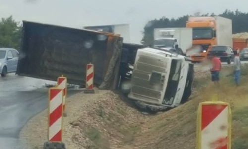 Распавшийся грузовик остановил Керченскую трассу