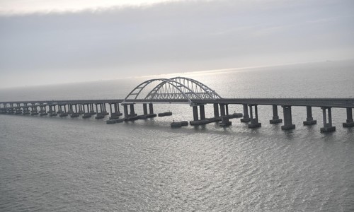 Грузовые поезда по Крымскому мосту поедут летом