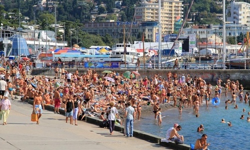 Крым встречает туристов без клещей и пляжей