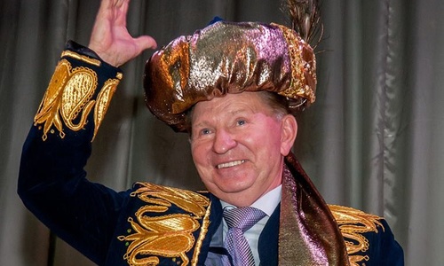 Леониду Кучме подарили узбекский халат