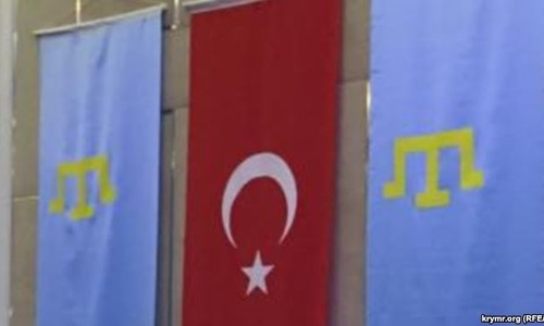 Крымские татары Турции возложили к посольству России траурный венок