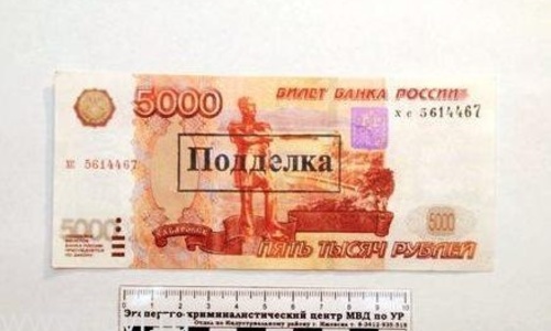 На крымских АЗС все чаще подсовывают фальшивые пятитысячные