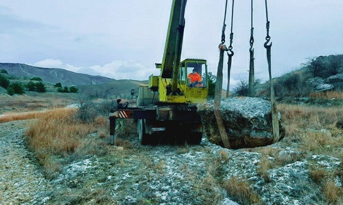 Трехтонная каменная глыба с трудом уехала из Крыма