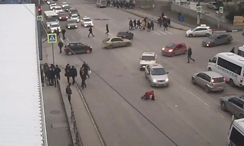 В Севастополе из маршрутки на дорогу выпала женщина
