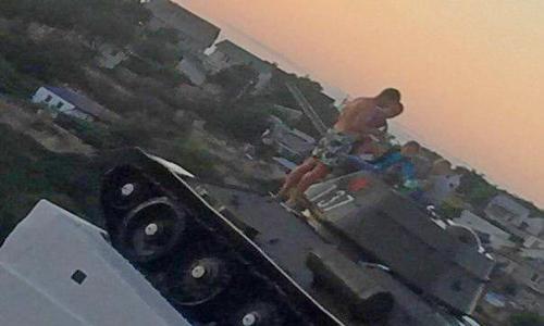 Севастопольцы выпивали верхом на танке
