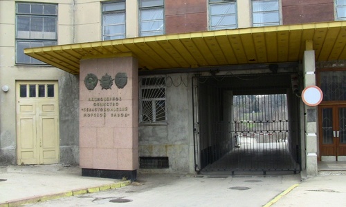 Бывший завод Порошенко обложили шлагбаумами