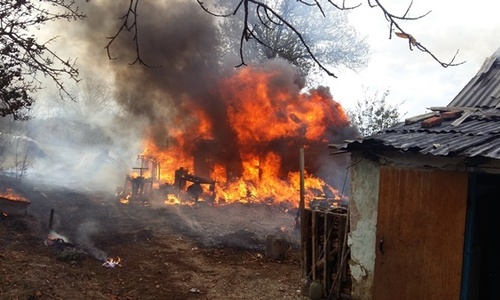 Спасатели час тушили пожар в Судаке