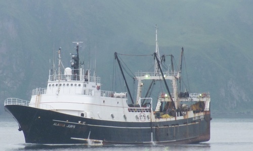 Береговая охрана спасла 46 человек с тонущего у берегов Аляски судна