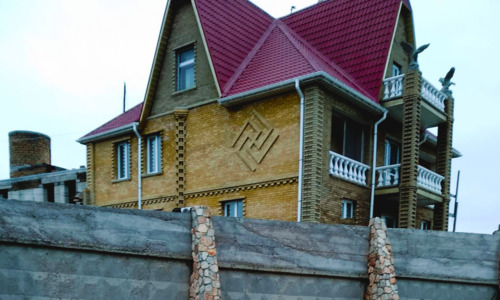 Жители пгт Черноморское рассмотрели свастику в орнаменте на доме
