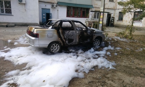 Пожарные в Феодосии тушили полыхающую «десятку»