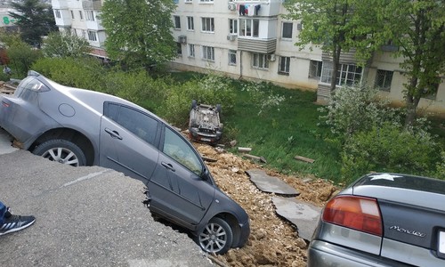 Обвал грунта в Севастополе: машины упали с обрыва