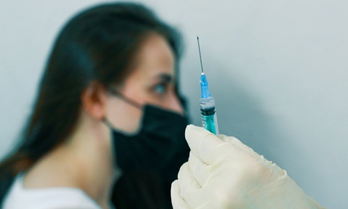 Половина регионов РФ ввели обязательную вакцинацию. Крым чего-то ждет