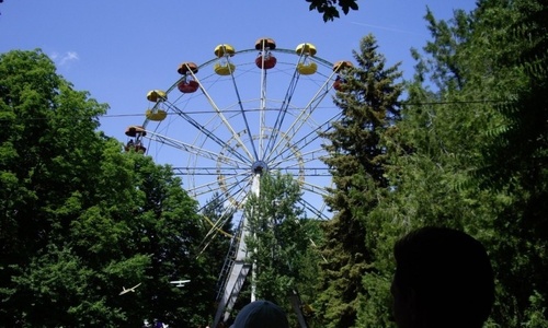 В Детском парке Симферополя починили советские аттракционы