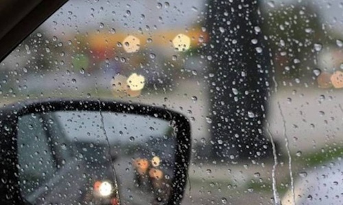 Симферопольцы прячут машины от «кислотного» дождя
