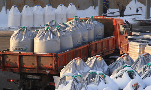 За сутки на улицы Симферополя высыпали 13 тонн химреагента