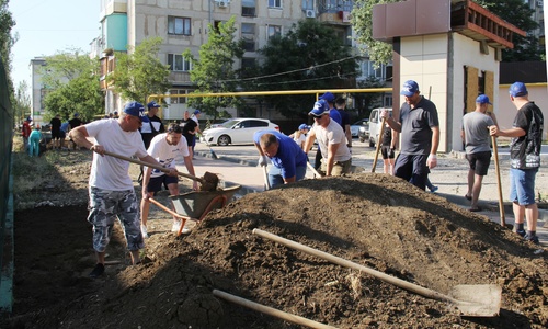 Мэр Феодосии занимается зарядкой в виде общественных работ