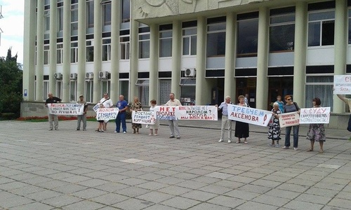 «Аксенов, разберись!»: ялтинцы пикетировали здание администрации